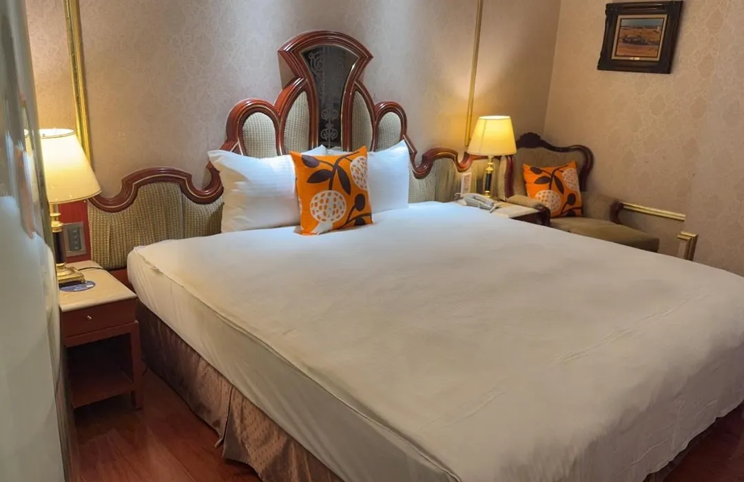 Happiness Hotel-1